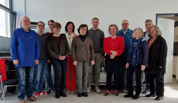 Gruppenfoto Teilnehmer*innen der Mitgliederversammlung