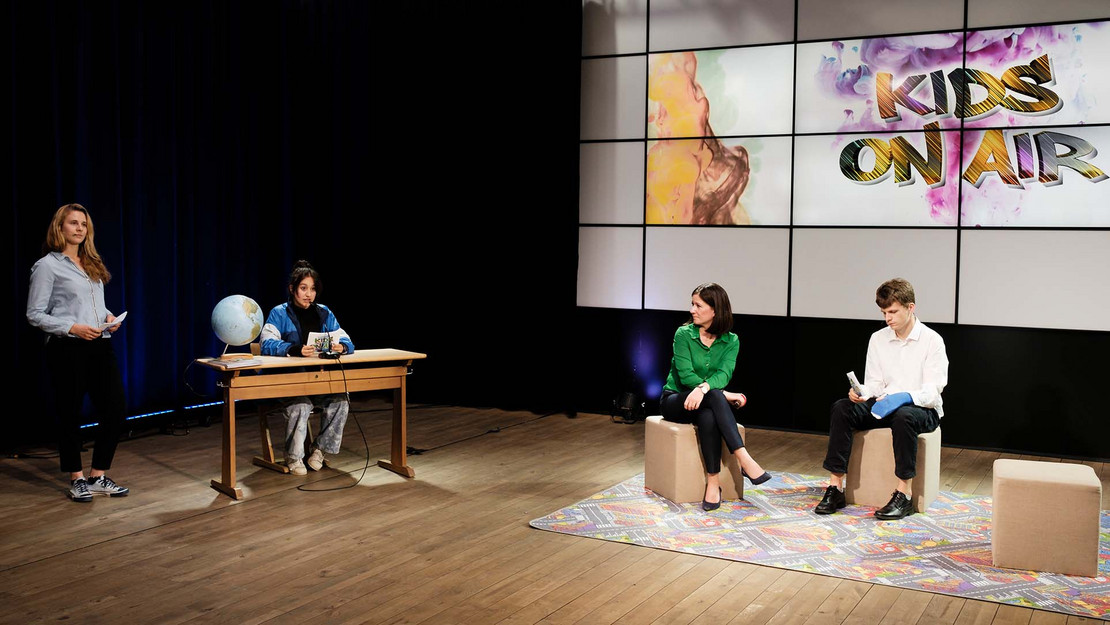 Menschen in einem Fernsehstudio