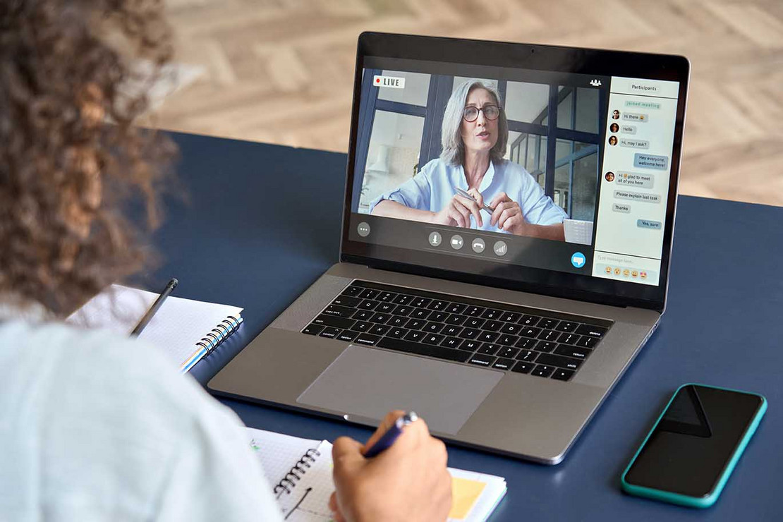 Frau sitzt vor Laptop