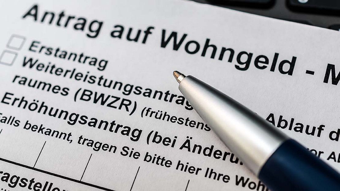 Ein Kugelschreiber liegt auf dem Antragsformular für Wohngeld.