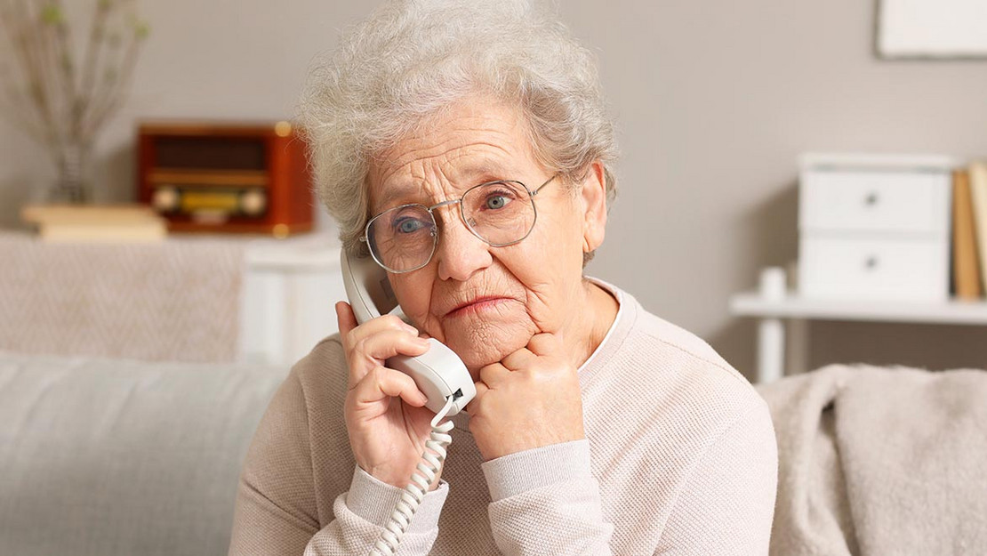 Alte Frau am Telefonhörer