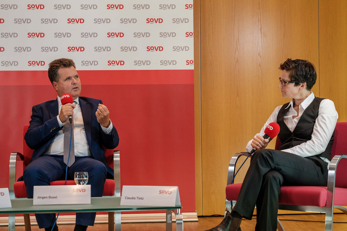 Zwei Personen beim Podiumsgespräch