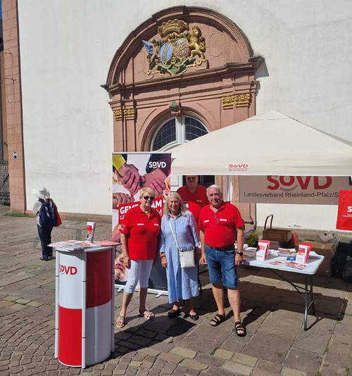 Drei Personen am Infostand