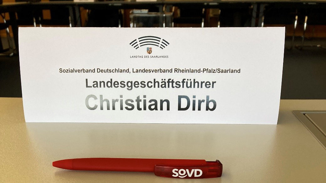 Namensschild für SoVD-Landesgeschäftsführer Christian Dirb