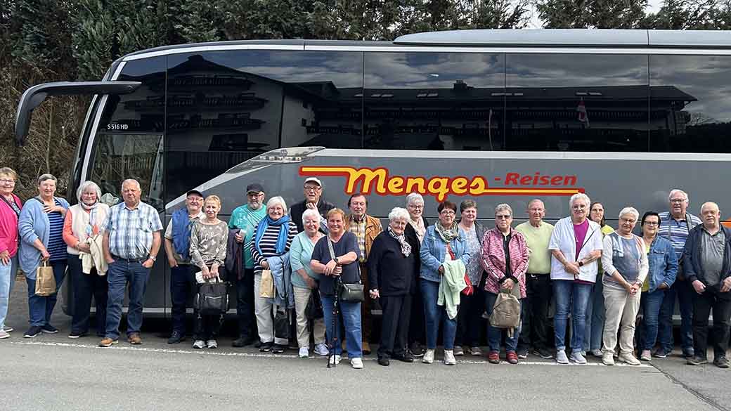 Große Reisegruppe vorm Bus