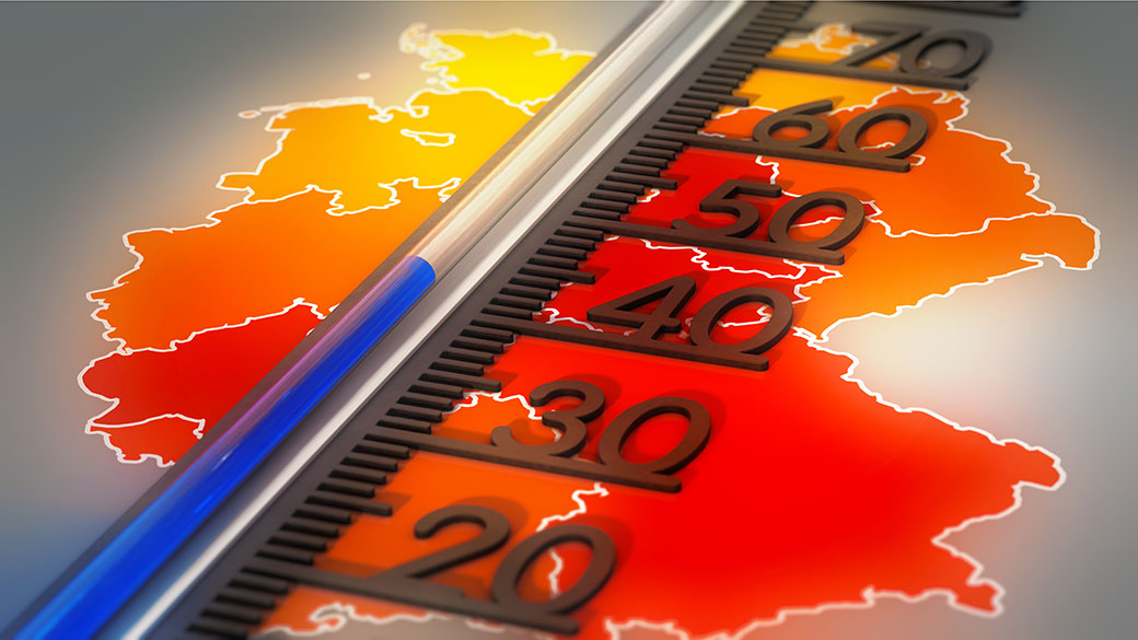 Deutschlandkarte, darauf ein Thermometer mit 40 Grad. Foto: bluedesign; Adobe Stock